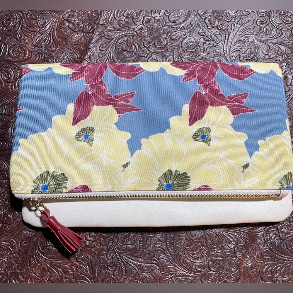NWOT- Rachel Pally Off White Faux Leather & Floral Canvas Fold Over Clutch #H-19